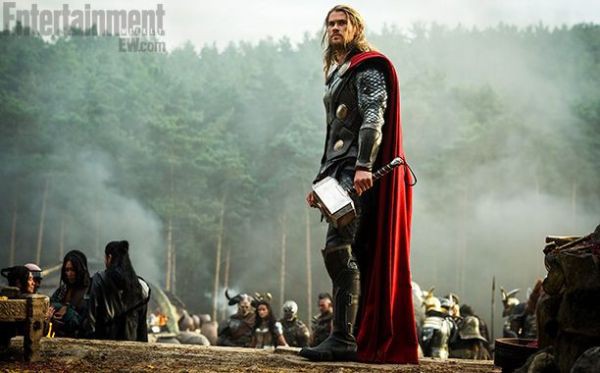 Dàn sao "Thor 2" chen chúc nhau trong poster mới 3