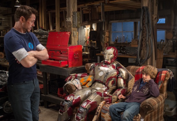 Sao nhí "Iron Man 3" đối đầu khủng long  1