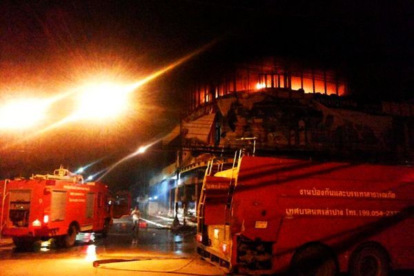 Ch&aacute;y phim trường của cựu điệp vi&ecirc;n 007 h&agrave;o hoa nhất  2