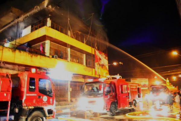 Ch&aacute;y phim trường của cựu điệp vi&ecirc;n 007 h&agrave;o hoa nhất  4