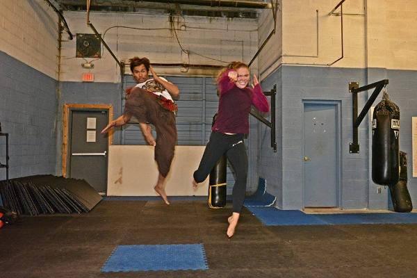 Cặp đ&ocirc;i "Fast & Furious 7" tho&aacute;t chết trong gang tấc 9