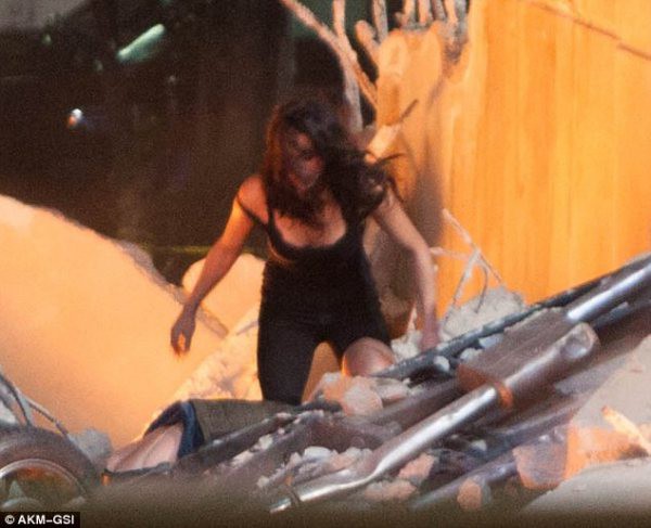 Cặp đ&ocirc;i "Fast & Furious 7" tho&aacute;t chết trong gang tấc 1