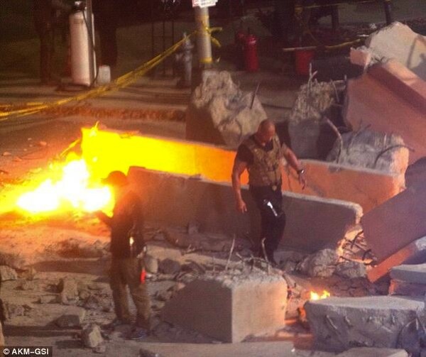 Cặp đ&ocirc;i "Fast & Furious 7" tho&aacute;t chết trong gang tấc 7