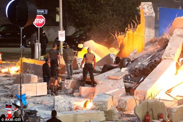 Cặp đ&ocirc;i "Fast & Furious 7" tho&aacute;t chết trong gang tấc 8