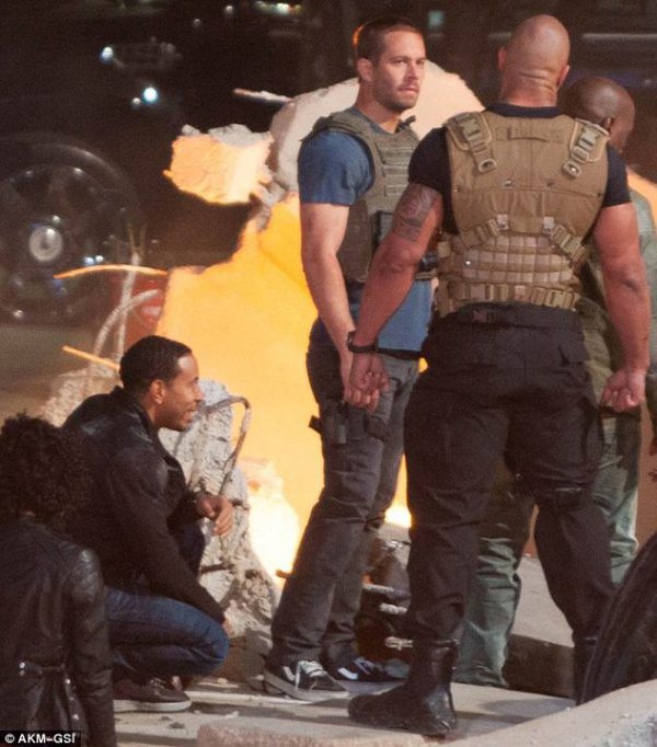 Cặp đ&ocirc;i "Fast & Furious 7" tho&aacute;t chết trong gang tấc 6