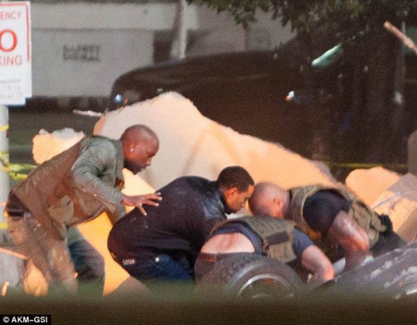 Cặp đ&ocirc;i "Fast & Furious 7" tho&aacute;t chết trong gang tấc 2