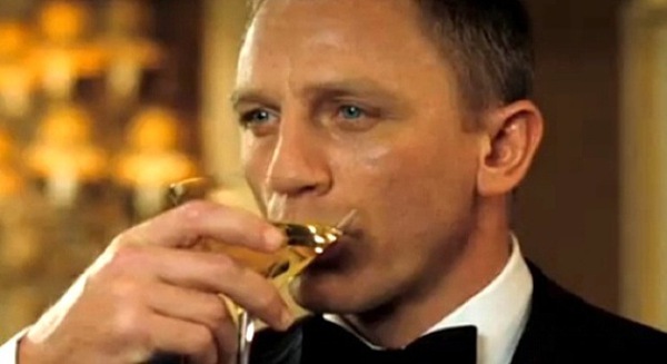 James Bond có nguy cơ sớm "tiêu tùng" vì... rượu và gái 2