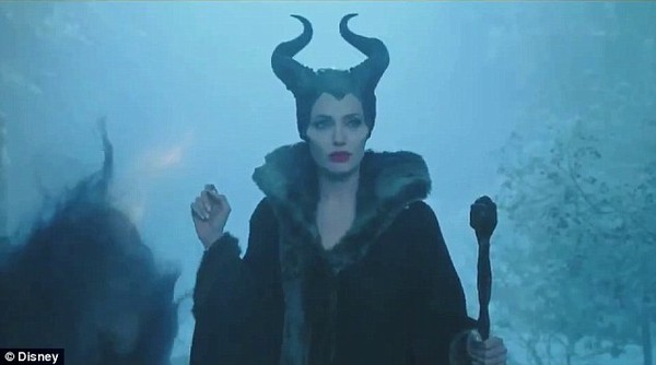 Phù thủy Maleficent (Angelina Jolie) buông lời nguyền đáng sợ 6