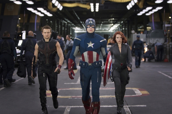 Captain America ẩn mình sau chiếc khiên 2