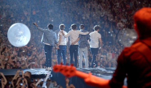 "Ng&agrave;i kh&oacute; t&iacute;nh" nức nở khen phim 3D của One Direction 4
