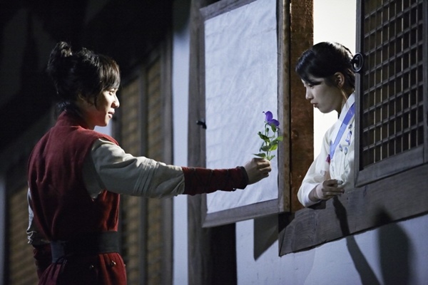 Lee Seung Gi mất 3 tiếng để... tặng hoa cho Suzy 5