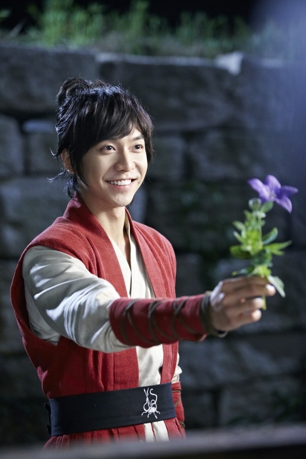 Lee Seung Gi mất 3 tiếng để... tặng hoa cho Suzy 1