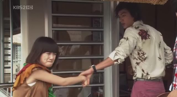 Cảnh nắm cổ tay lôi đi trong phim Hàn: Lãng mạn hay bạo lực?  2