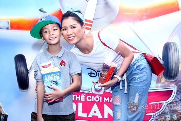 Sao Việt hào hứng dẫn con tới "Thế giới máy bay" của Disney 5