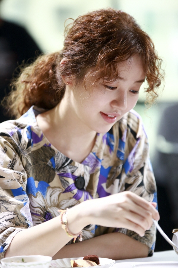 Yoon Eun Hye già-đau-đớn với kiểu đầu xoăn tít 2