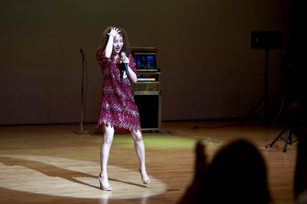 "Ca sĩ tóc xù" Yoon Eun Hye hăng say hát hò trên sân khấu 3