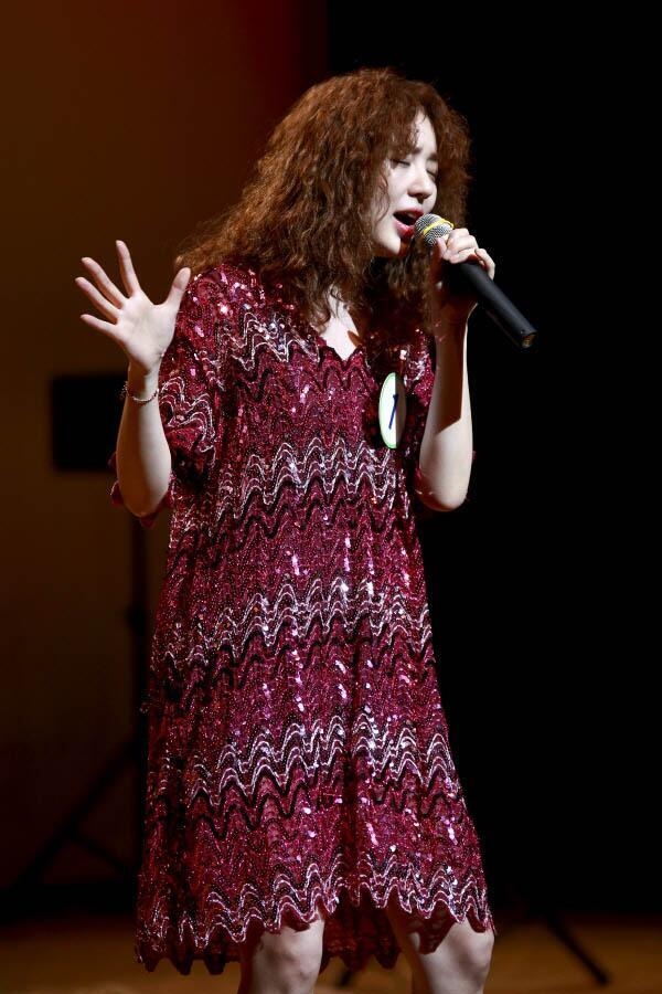 "Ca sĩ tóc xù" Yoon Eun Hye hăng say hát hò trên sân khấu 1