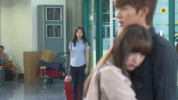 Park Shin Hye ngẩn ngơ nhìn gái lạ ôm Lee Min Ho 1