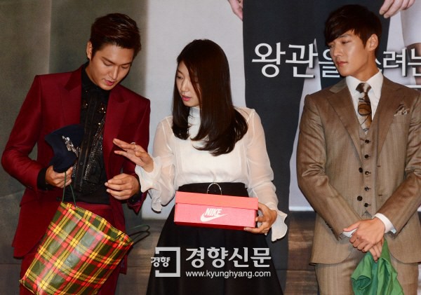 Lee Min Ho "nổi chói lọi" giữa dàn sao "The Heirs" 13