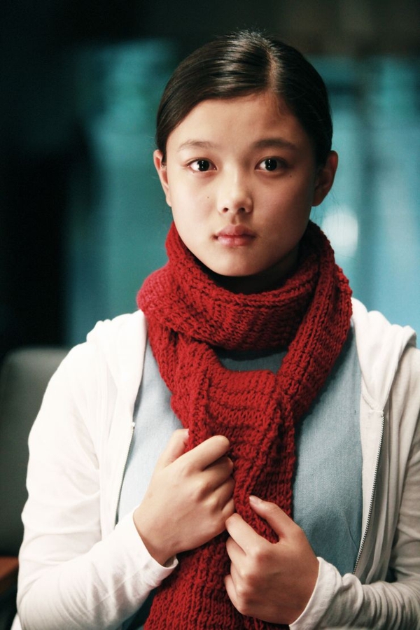 Sao nhí Kim Yoo Jung sợ hãi núp sau "anh trai" T.O.P 7