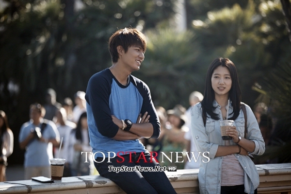 Park Shin Hye choáng vì bị Lee Min Ho dồn vào góc phòng 11