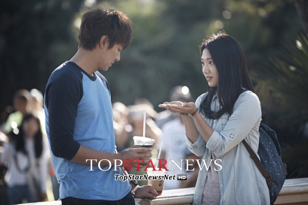 Park Shin Hye choáng vì bị Lee Min Ho dồn vào góc phòng 12