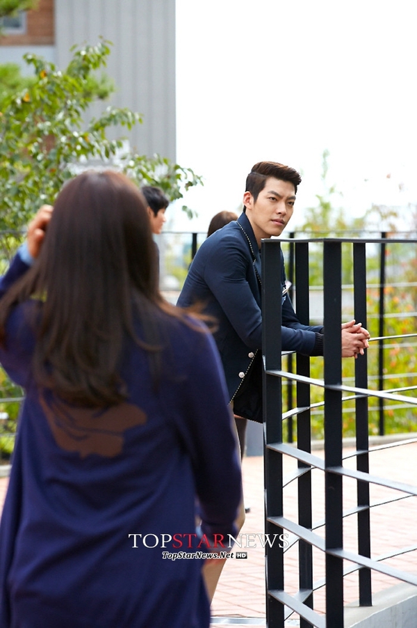 Kim Woo Bin hớn hở giữ chặt tay Park Shin Hye 1