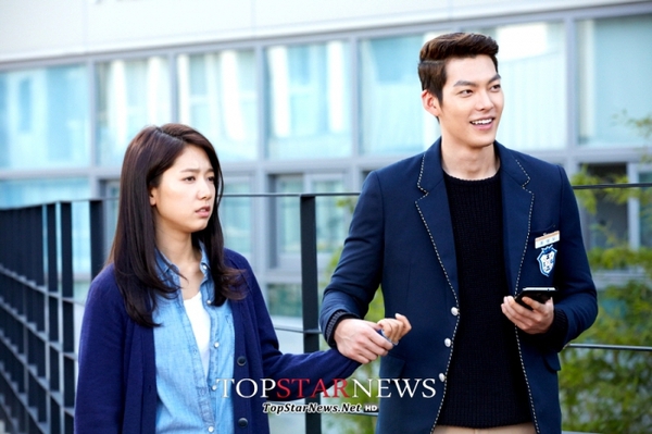 Kim Woo Bin hớn hở giữ chặt tay Park Shin Hye 8