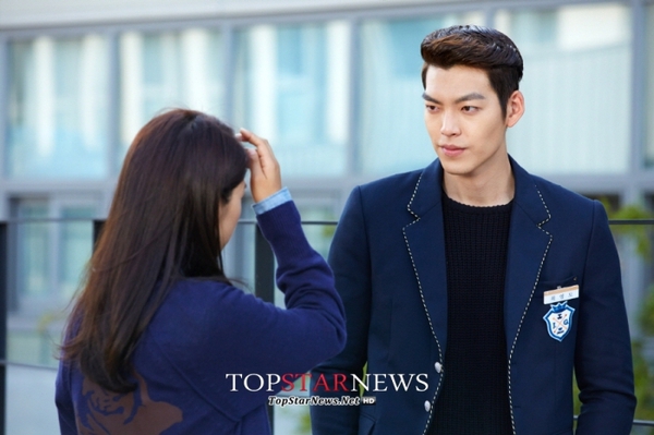 Kim Woo Bin hớn hở giữ chặt tay Park Shin Hye 2