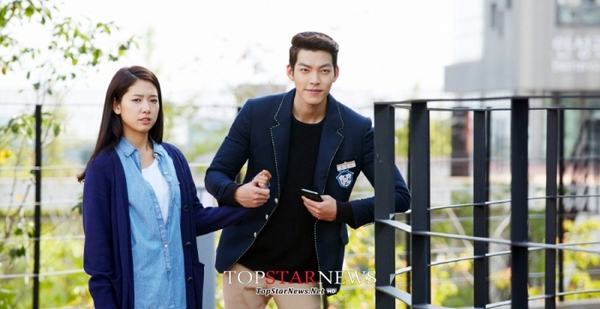 Kim Woo Bin hớn hở giữ chặt tay Park Shin Hye 9