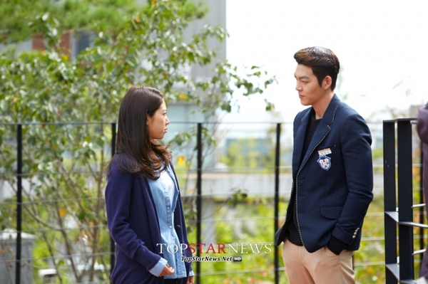 Kim Woo Bin hớn hở giữ chặt tay Park Shin Hye 3