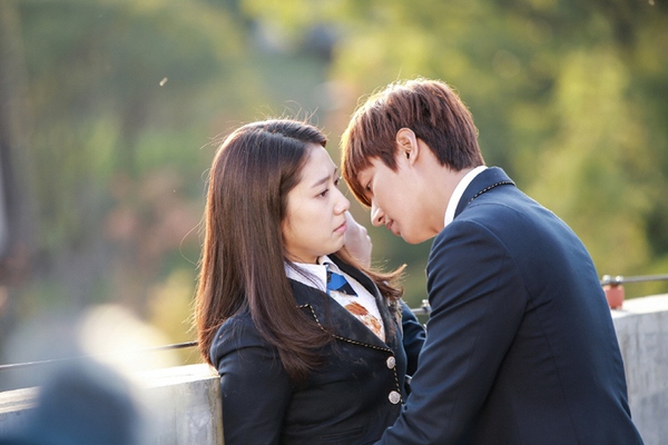 Park Shin Hye bất ngờ bị Lee Min Ho cưỡng hôn 6