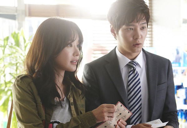 Joo Won vội v&atilde; t&oacute;m chặt cổ ch&acirc;n "người đẹp ng&agrave;n c&acirc;n" 5