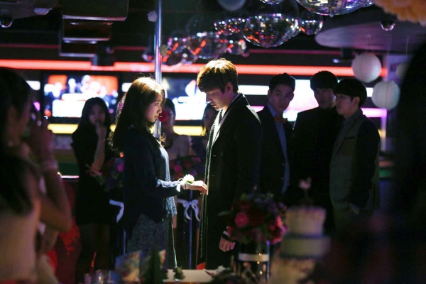 Lee Min Ho âu yếm hôn trán người đẹp trước mặt bạn bè 9