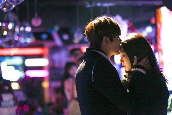 Lee Min Ho âu yếm hôn trán người đẹp trước mặt bạn bè 2