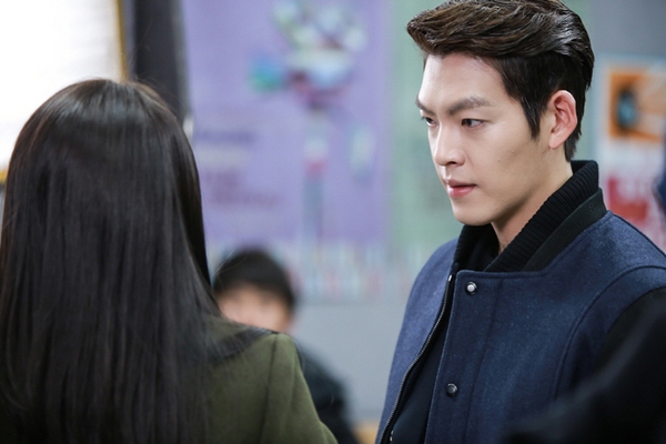 Kim Woo Bin ngang nhiên dồn Park Shin Hye vào sát tường 5