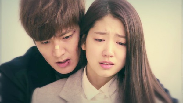 Đeo nhẫn ngón áp út, Eun Sang tự tin nắm tay Kim Tan 5