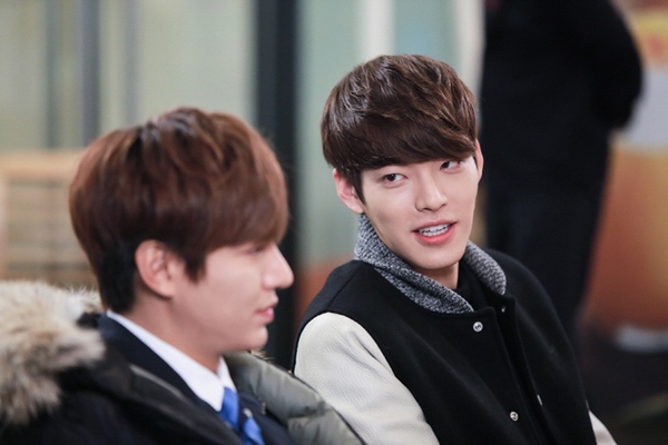 Kim Tan chơi trội giữa 1 dàn vest đen trong đám cưới "The Heirs" 18