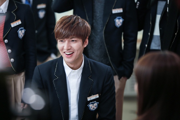 Kim Tan chơi trội giữa 1 dàn vest đen trong đám cưới "The Heirs" 15