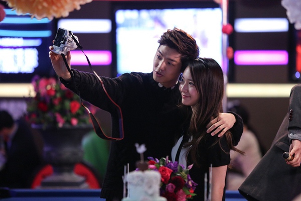 Kim Tan chơi trội giữa 1 dàn vest đen trong đám cưới "The Heirs" 4