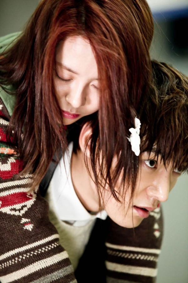 Chang Min (Choi Jin Hyuk) vật vã cõng Jin Hee (Song Ji Hyo) 3
