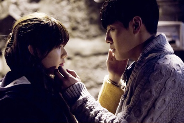 Kang Ha Neul khóa môi bạn gái màn ảnh dưới ánh đèn mờ ảo 2