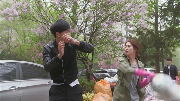 Go Ara dùng túi rác phang vào đầu Lee Seung Gi 6