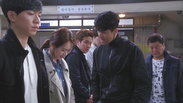 Go Ara dùng túi rác phang vào đầu Lee Seung Gi 5