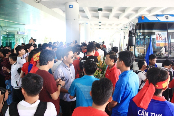 Fan nữ Cần Thơ xinh đẹp chờ U19 Việt Nam tại sân bay 1