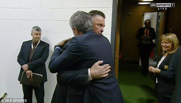 Bỏ qua vẻ lạnh l&ugrave;ng, Mourinho &ocirc;m chầm lấy thầy cũ Louis Van Gaal 1