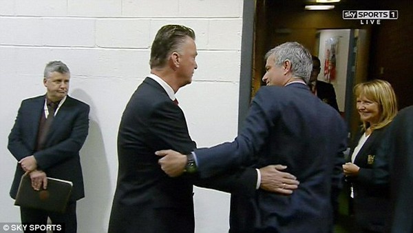 Bỏ qua vẻ lạnh l&ugrave;ng, Mourinho &ocirc;m chầm lấy thầy cũ Louis Van Gaal 2