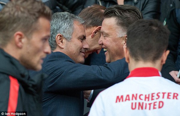 Bỏ qua vẻ lạnh l&ugrave;ng, Mourinho &ocirc;m chầm lấy thầy cũ Louis Van Gaal 4