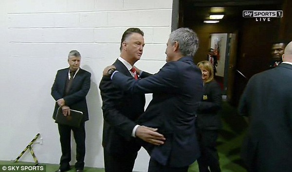 Bỏ qua vẻ lạnh l&ugrave;ng, Mourinho &ocirc;m chầm lấy thầy cũ Louis Van Gaal 3