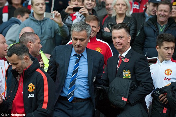 Bỏ qua vẻ lạnh l&ugrave;ng, Mourinho &ocirc;m chầm lấy thầy cũ Louis Van Gaal 5